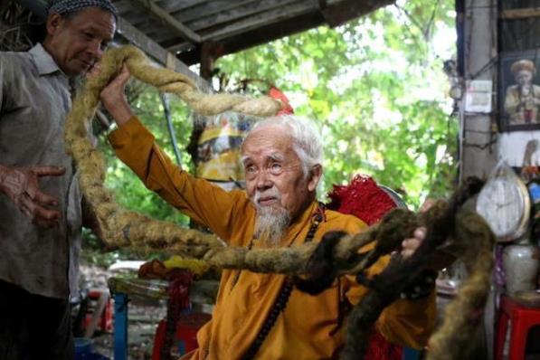 越南92岁大爷80年未剪头发