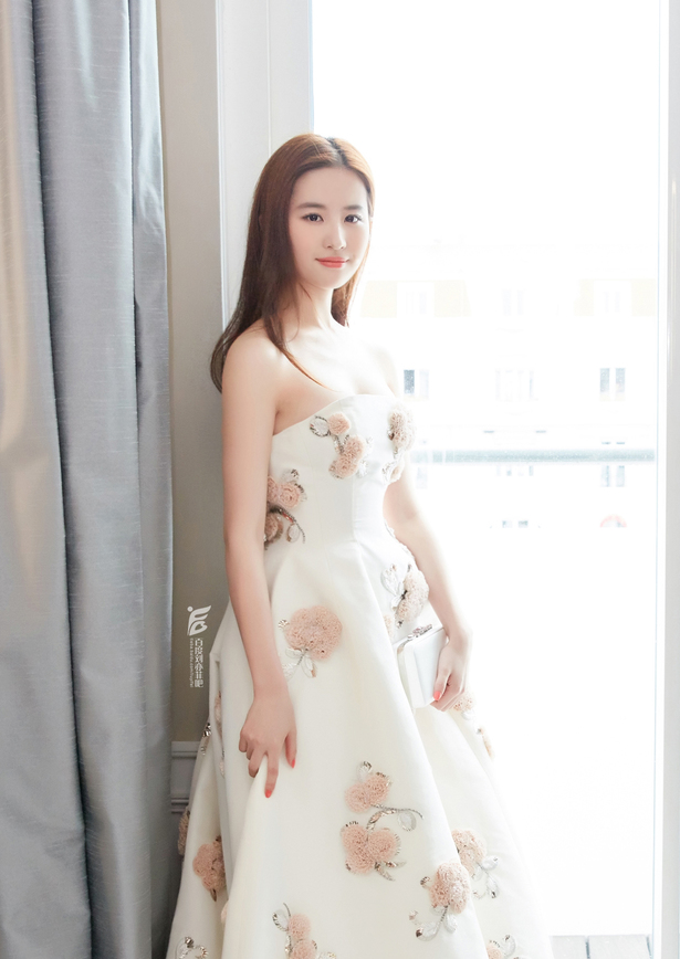 刘亦菲小姐拥有闪耀夺目的美丽与魅力