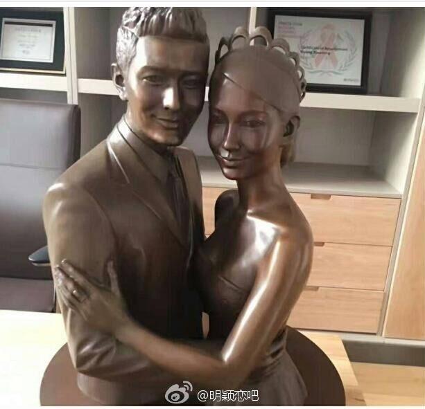 黄晓明把自己和baby的婚纱照给做成了铜像