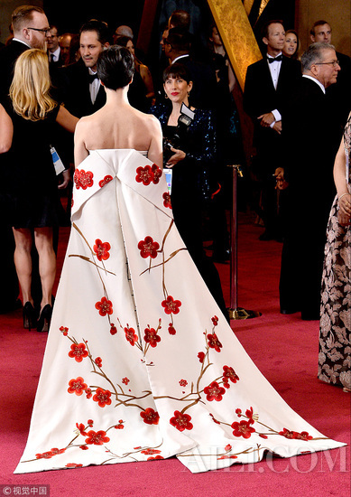 西班牙女星帕兹•维嘉穿中国风礼服，亮相奥斯卡红毯