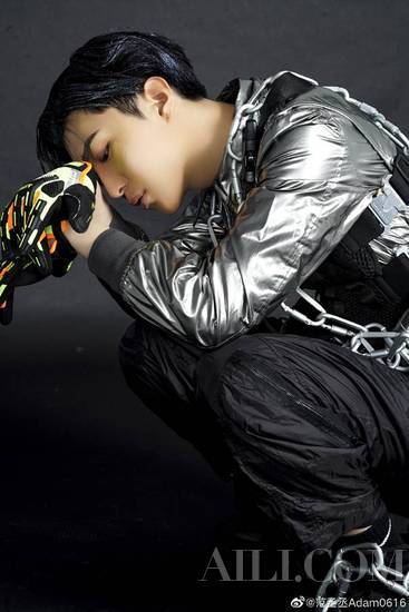 范丞丞首张专辑《Like A Fan》生日上线 用音乐态度定义青春