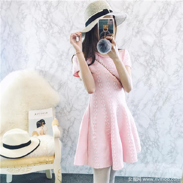 柔美又可爱的优雅粉色连衣裙
