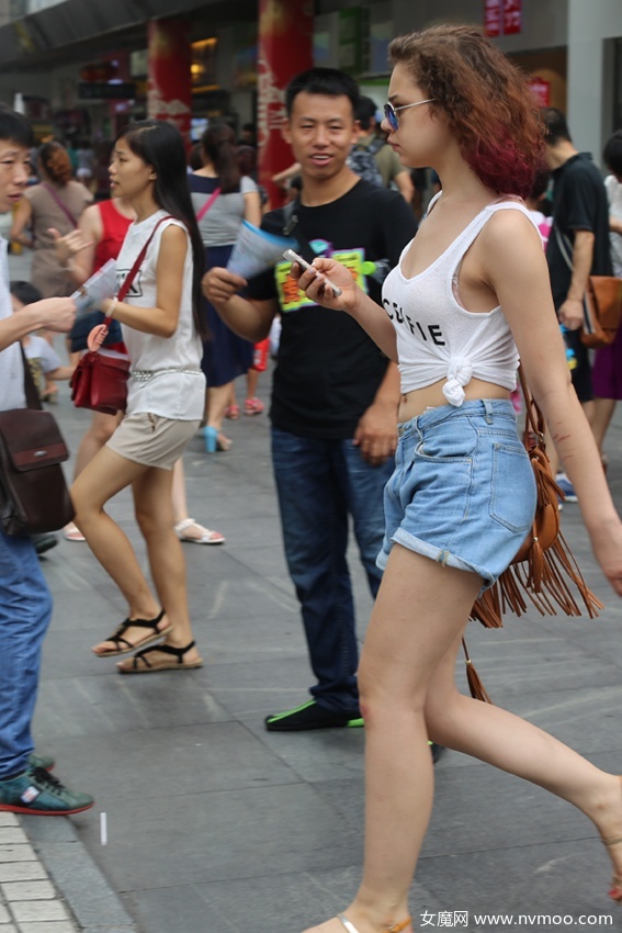 街拍深圳东门步行街的时尚美女