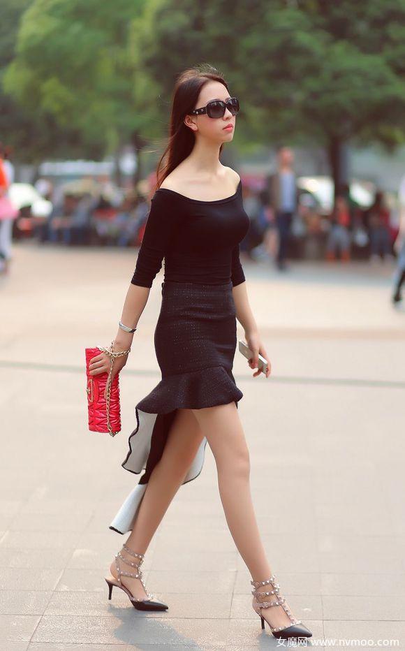 街拍：黑色裙子露腿 夏天有它很清凉