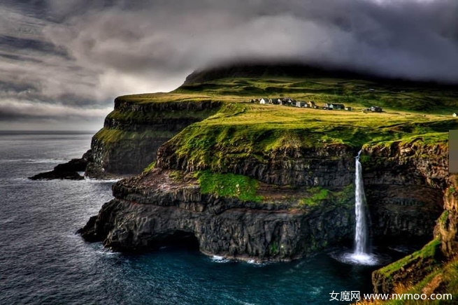 丹麦 (Faroe Islands，Denmark)上的戈萨达鲁村(Gasadalur Village)