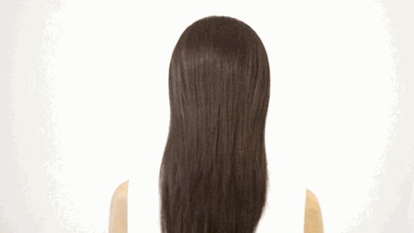 Step 1：头发披在后面，用辫子从中选取一撮，绑起