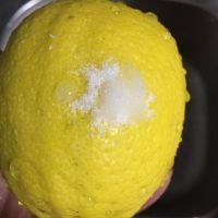 步骤1 将柠檬用盐搓洗洁净