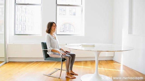 女性办公室瑜伽，为身体充电