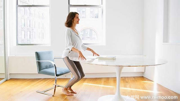女性办公室瑜伽，为身体充电