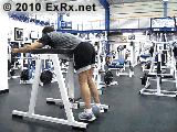 男人锻炼臀部肌肉第二组动作：自重抬腿