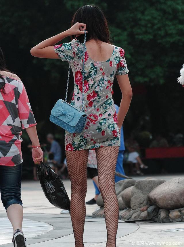 韩国街拍模特身材的时尚美女